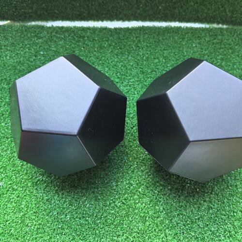 Zwei schwarze 12-seitige PU-Schaum-Würfel